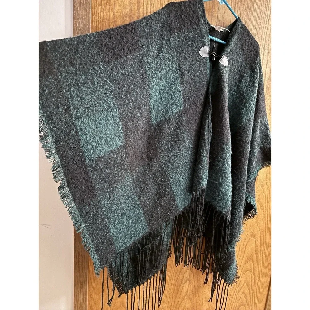 Maurices Poncho Wrap Women OS Green Black Check Toggle Fringe Boho Dark Academia